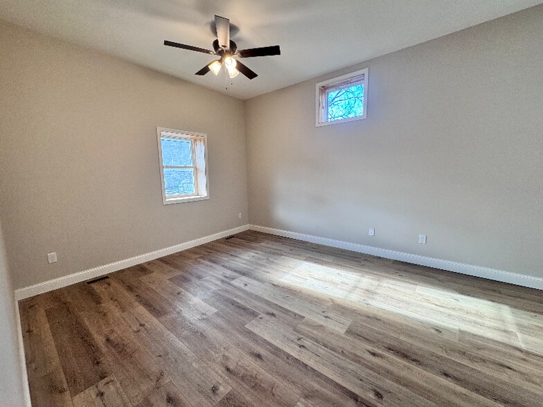 Building Photo - 211 W Court St