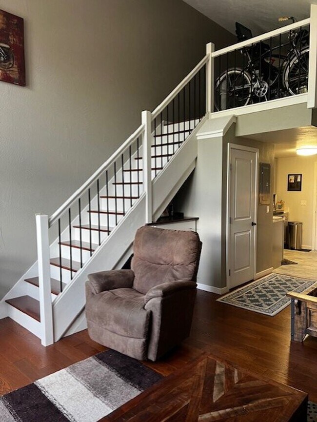 Building Photo - 350 Country Club Dr