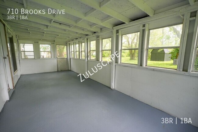 Building Photo - 710 Brooks Dr
