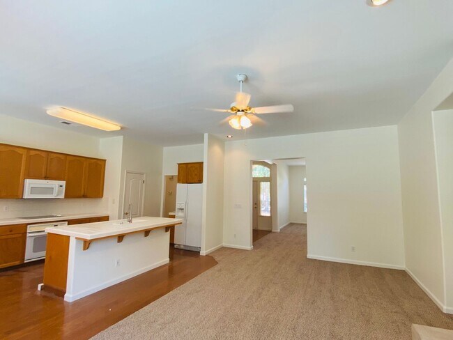 Building Photo - $2,550 Peach & Alluvial, Pool + Clovis Trail Access | W. Fallbrook Ave, Clovis