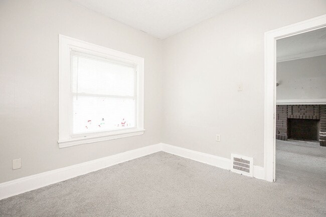 Building Photo - 5 BED 2 BATH BEAUTIFUL SINGLE FAMILY HOME ...