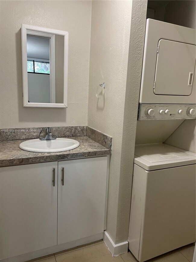 Building Photo - 6620 Miami Lakes Dr