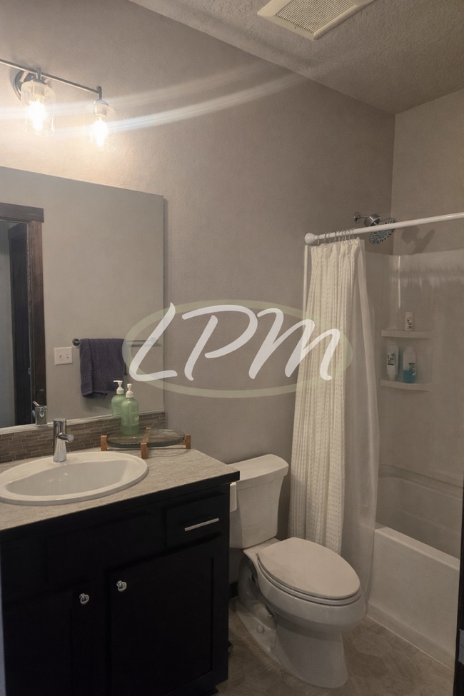 Building Photo - Spacious Open-Concept Single-Level Home