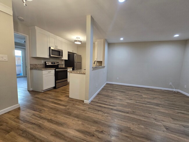 Building Photo - Remodeled 2 Bedroom 2 Bath Condo - Normal ...