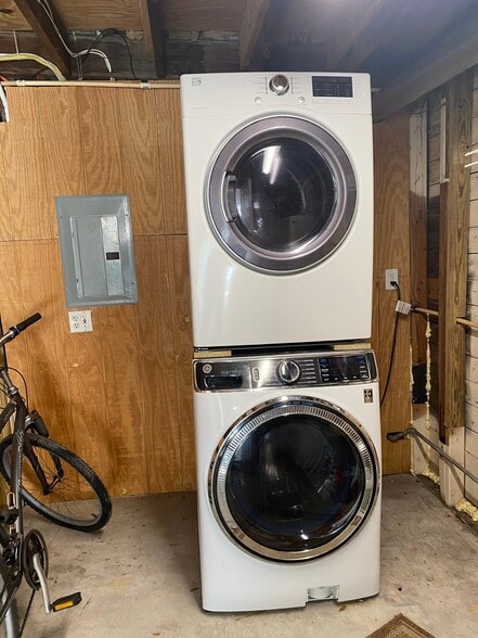 Building Photo - 539 6th St N