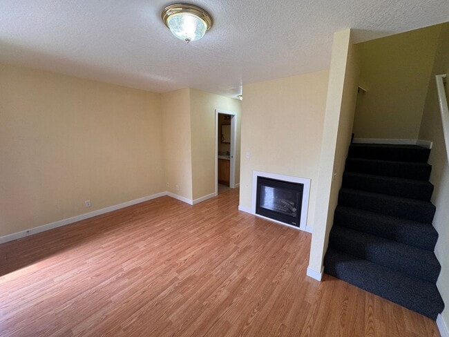Building Photo - Blocks from UO! 2 large bedrooms 1.5 bath ...