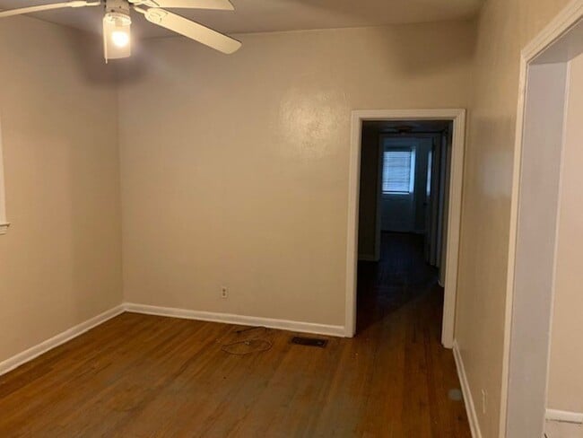 Building Photo - 3 Bedroom House on Kyle St, Available NOW!