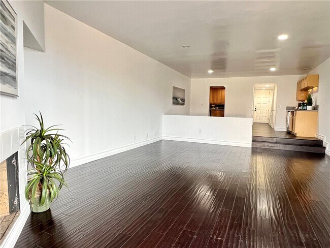 Building Photo - 7301 Vista Del Mar Vis