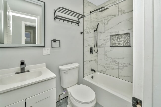 Building Photo - 9 A Ruthven St