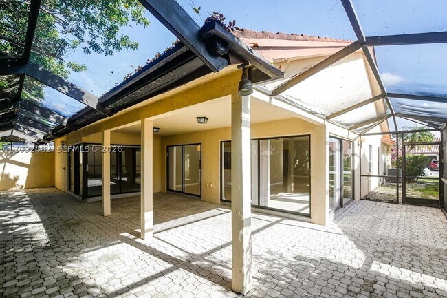 Building Photo - 7045 Golf Pointe Cir