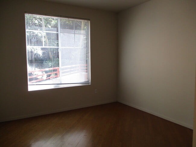 Building Photo - Stunning 2-Bed, 2-Bath
