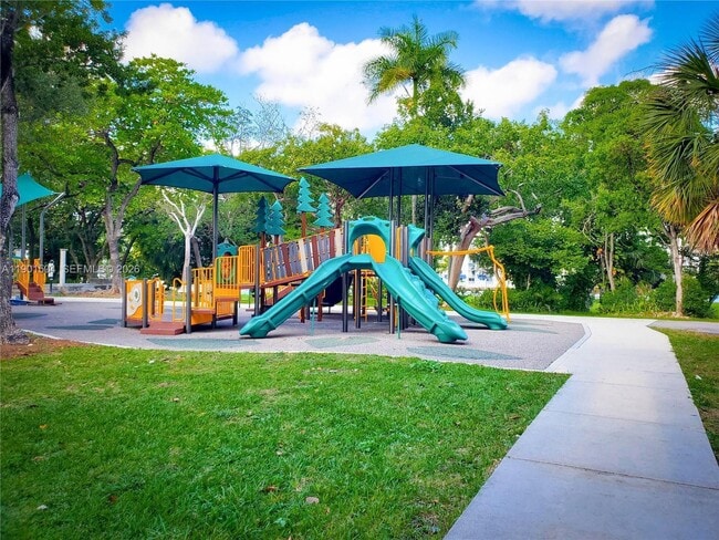 Building Photo - 1901 NW S River Dr