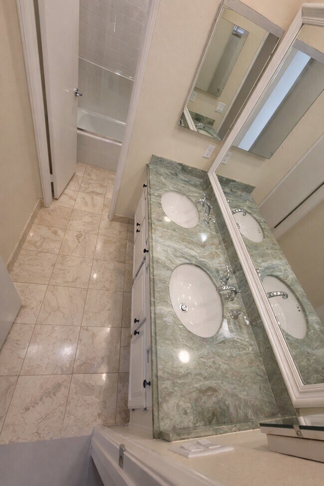 Building Photo - 462 Avenida Adobe