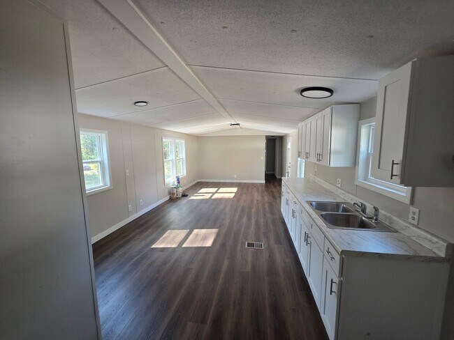 Building Photo - Lake Cherie Mobile Estates