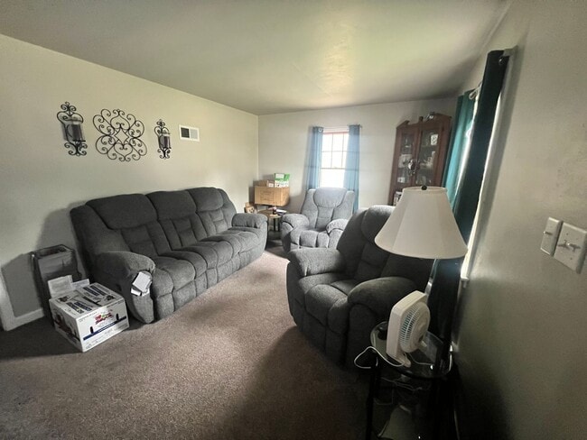 Building Photo - 3 bedrooms, 1 bathroom, 2 stall tandem garage