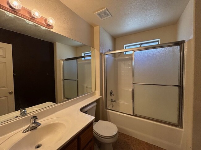 Building Photo - 3 Bedroom - 2 Bath Home