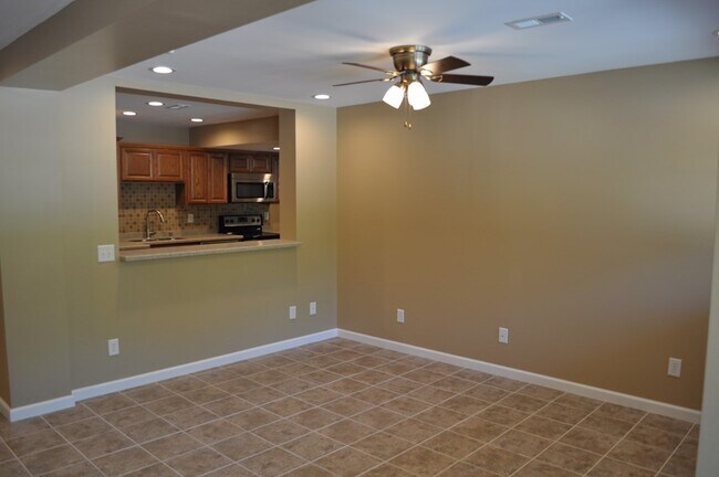 Building Photo - Apartment For Lease!!