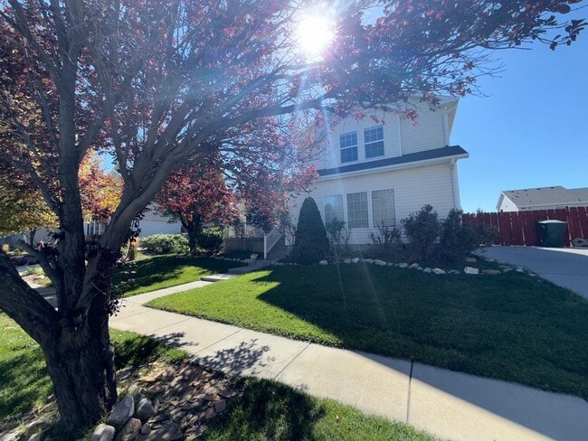 Building Photo - Spacious Tri-Level Home for Rent in Tooele...