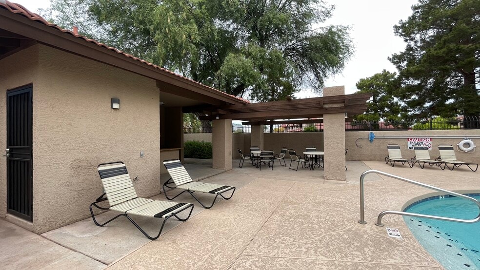 Building Photo - 8625 E Belleview Pl