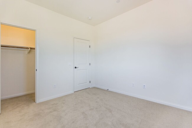 Building Photo - 4BD/3BA/2Garage Two Story Highly upgraded ...