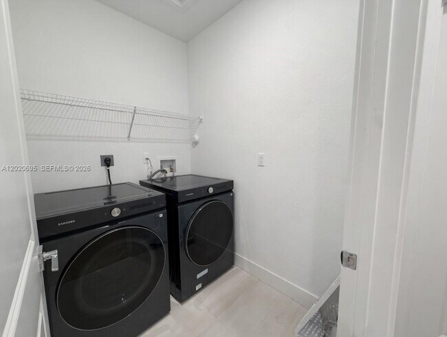 Building Photo - 217 SW 170th Ave