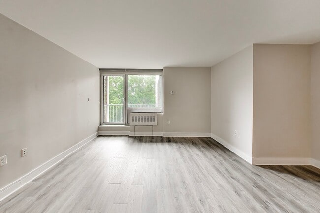 Building Photo - Well appointed Studio in PRIME location /All Utilities included