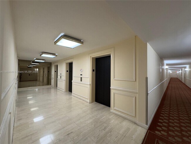 Building Photo - 2500 Parkview Dr