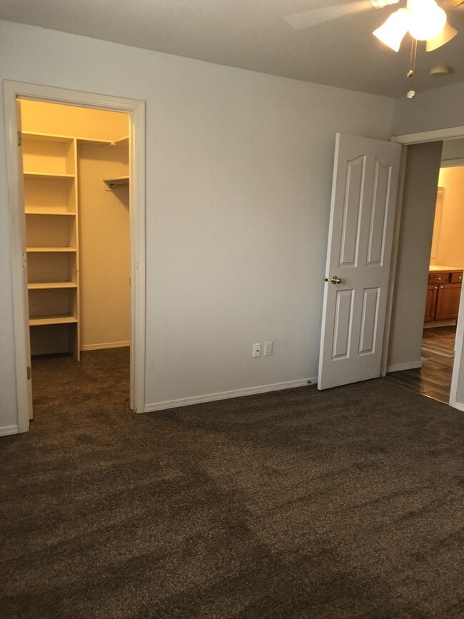 Building Photo - 3 Bed/2 bath...Newer Carpet and Flooring.....