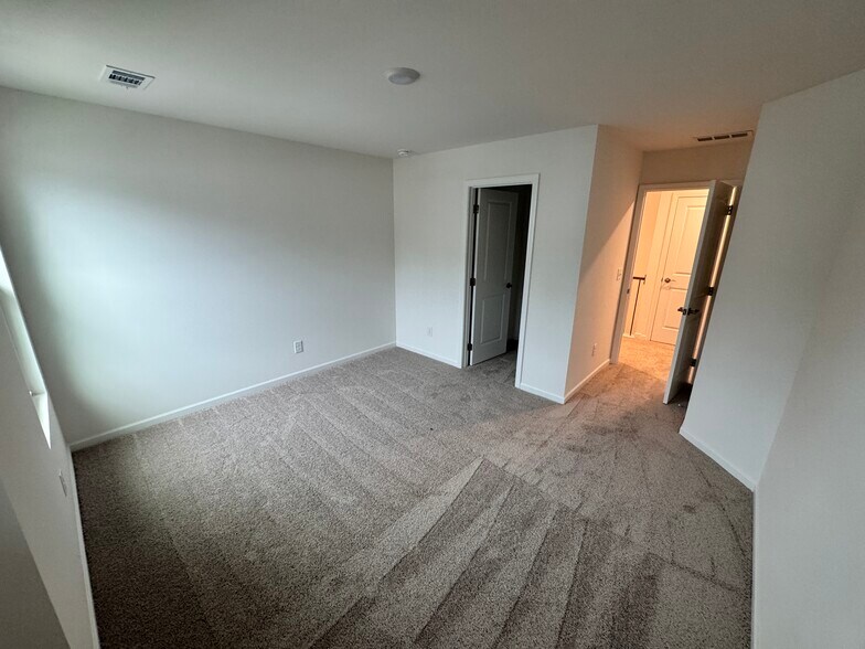 Building Photo - 484 Jet Stream Dr