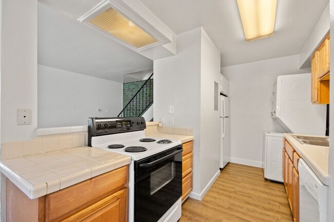 Building Photo - Bright Townhome in Lakewood!