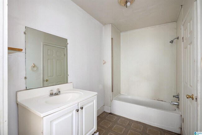 Building Photo - 1216 Waverly St