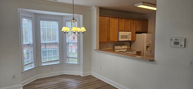 Building Photo - Darling 2br/2.5ba end unit townhome in Exc...