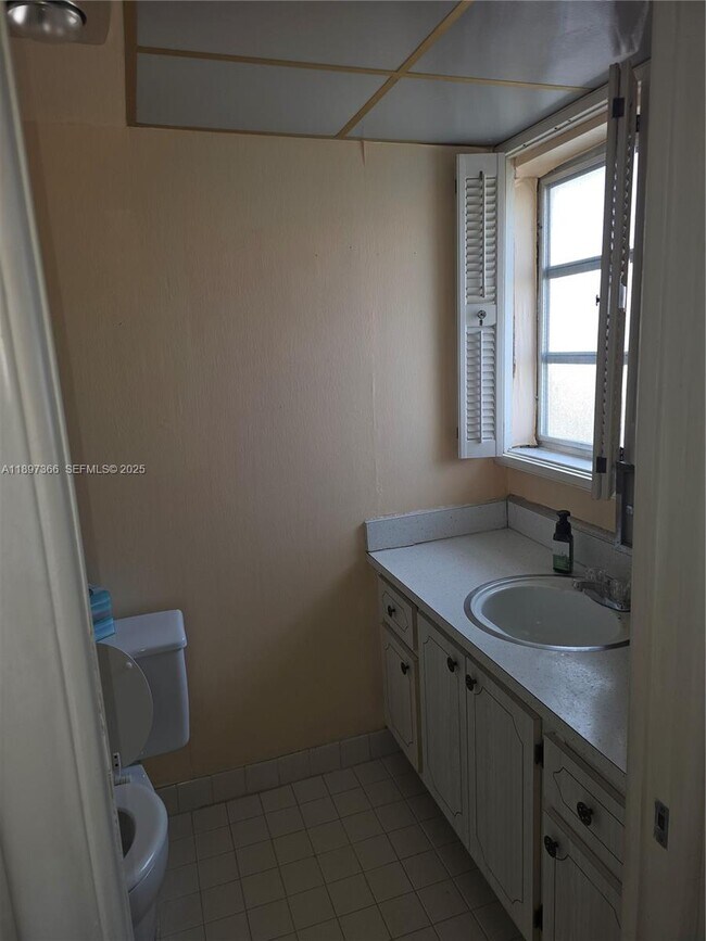 Building Photo - 609 NE 14th Ave