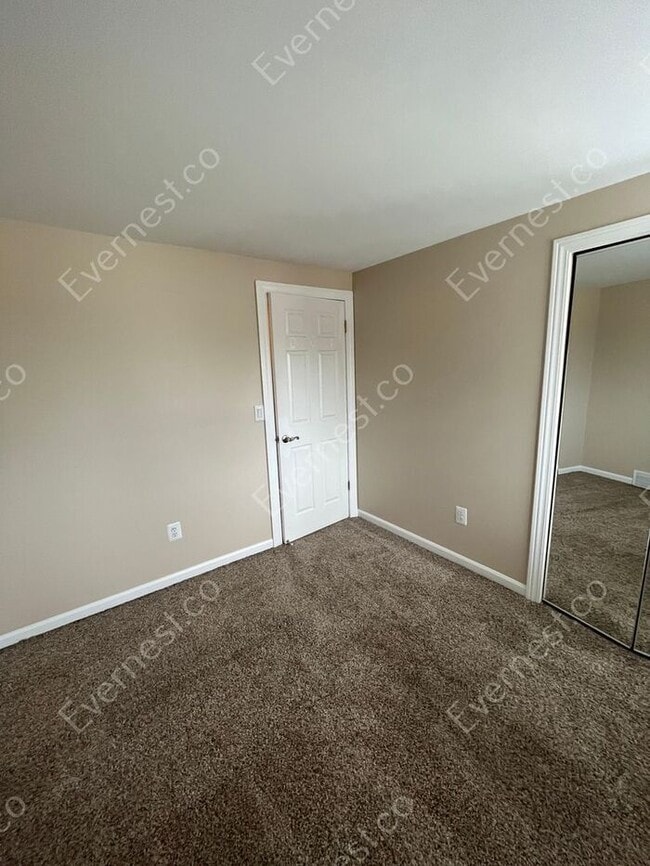 Building Photo - Charming 3 bedroom in Madison Heights / Pe...
