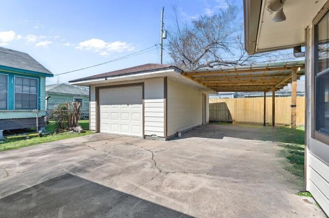 Building Photo - 7443 Magnolia St
