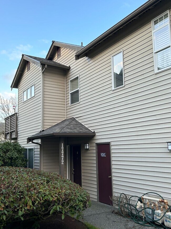 Building Photo - 3 Bed, 2 Bath Condo with in Cascade-Fairwood neighborhood of Renton, $2,865/month.