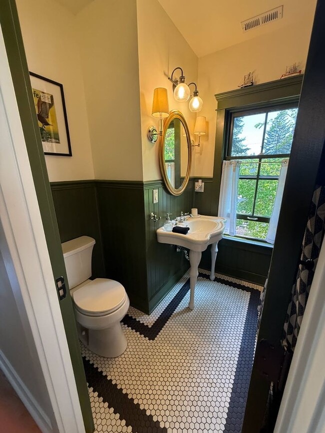 Building Photo - Beautiful home downtown Coeur D Alene