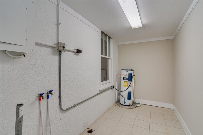 Building Photo - Cozy Cottage in Midtown!