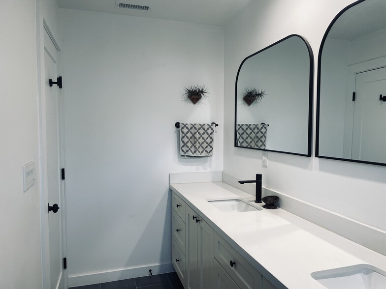 Building Photo - 5323 Templeton St