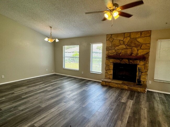 Building Photo - Renovated, Updated & Spacious Home