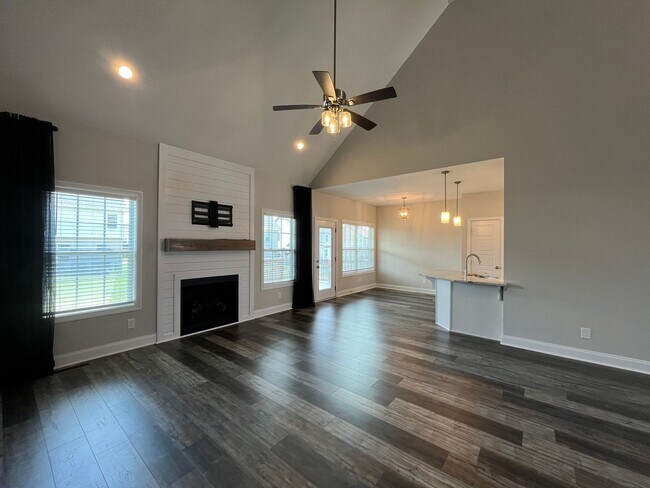 Building Photo - Great 2 story home in Sango!