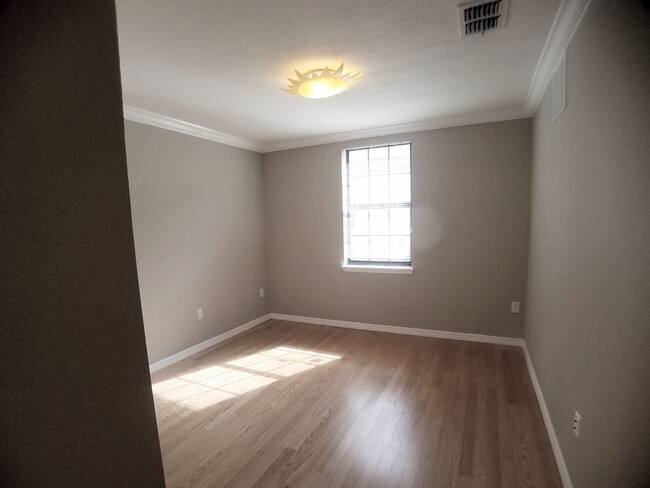 Building Photo - For Rent Beautiful 2/2 first floor condo w...