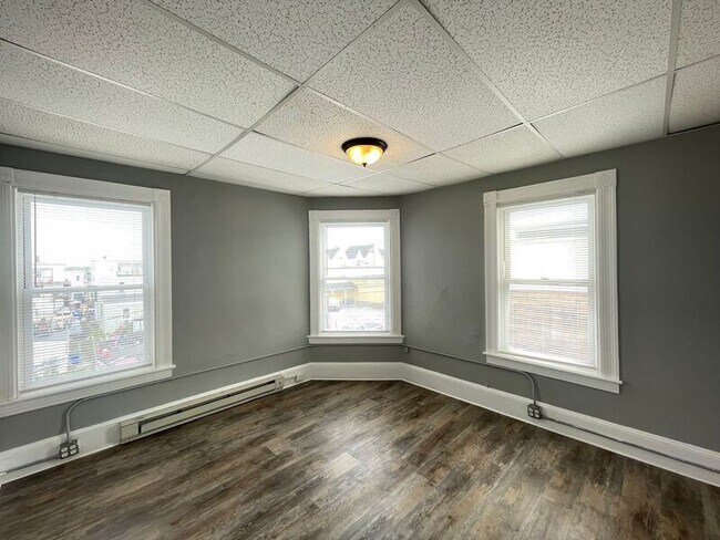 Building Photo - 551 Somerville St