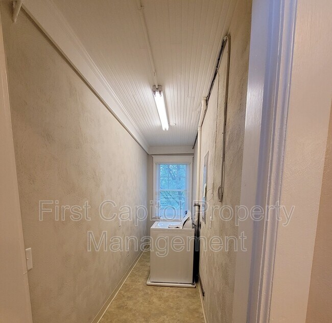 Building Photo - 947 S Queen St