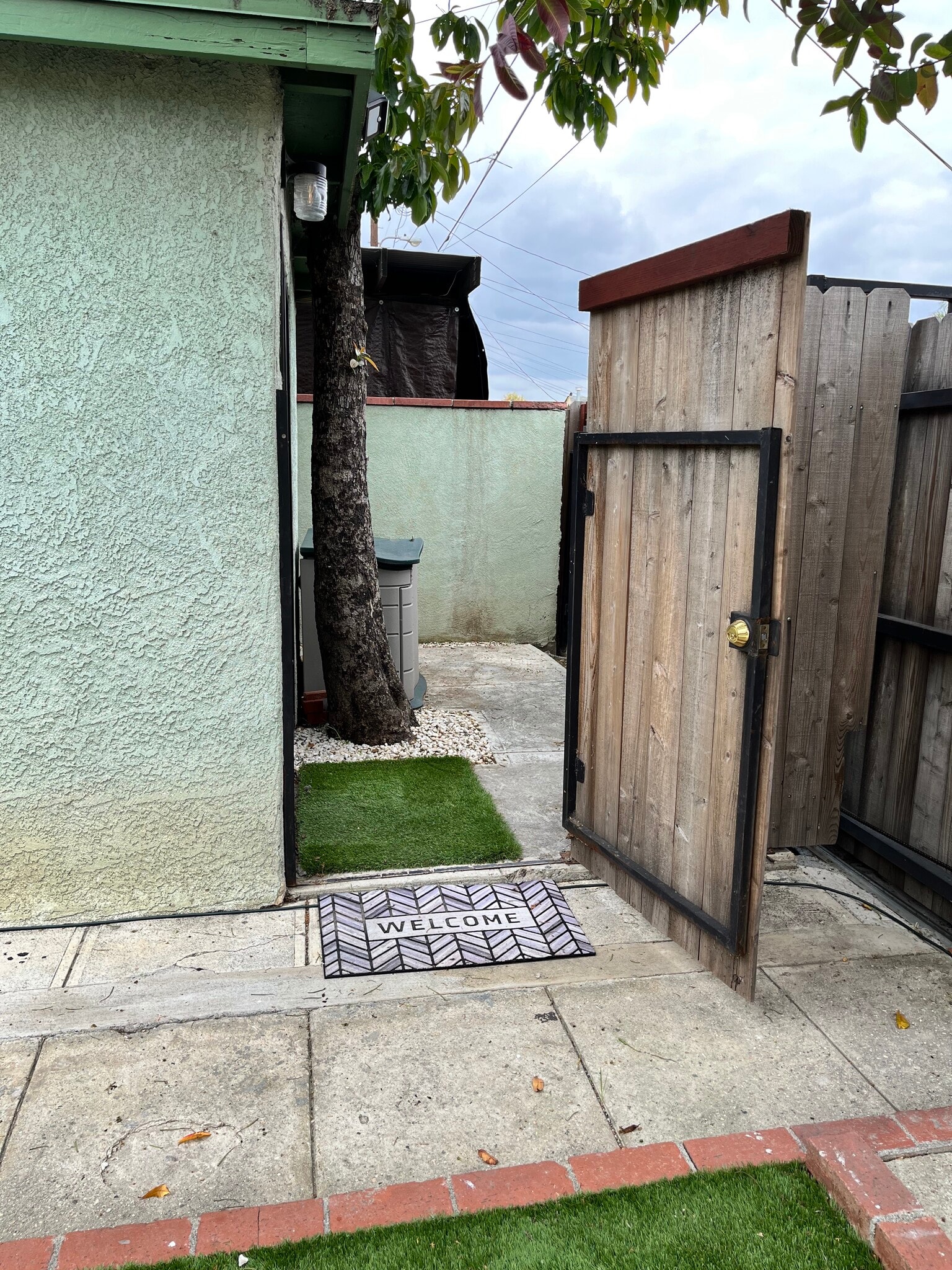 Building Photo - 1170 Esperanza St