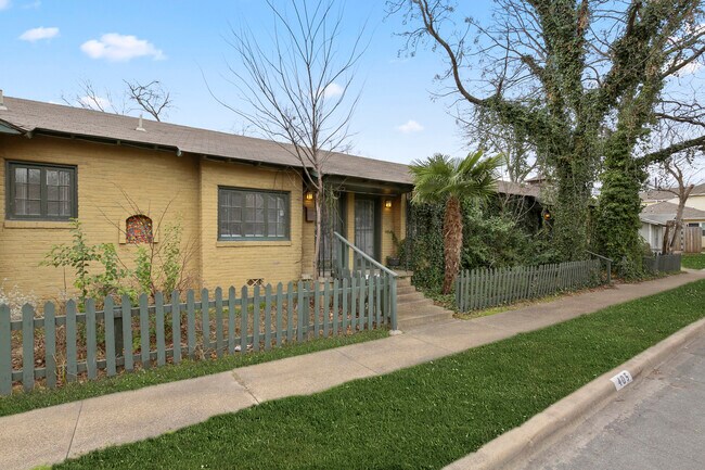 Building Photo - 405 N Praire