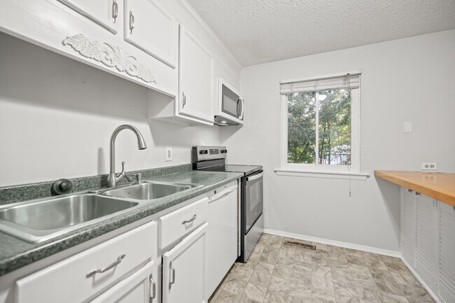 Building Photo - 45 Conestoga Way