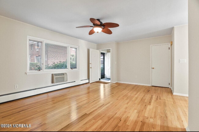 Building Photo - 209 Manor E