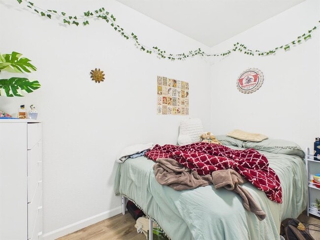 Building Photo - 911 W 22nd St