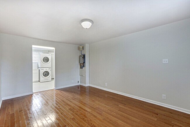 Building Photo - One block from Historic District - Renovated Two Bedroom